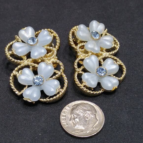 Kramer Blue Rhinestone Flower Clip Earrings, Lucite Gold Plated, 1950s Vintage - Picture 7 of 10